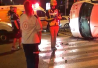  بالفيديو: اصابة 3 أشخاص بحادث طرق وانقلاب سيارة اسعاف بتل ابيب 